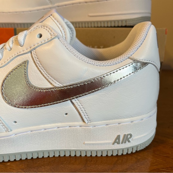 NIKE Air Force One ‘07 Low White Metallic Silver